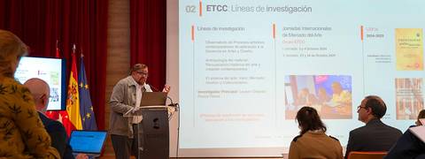 Un conferencista presenta líneas de investigación en un evento académico.
