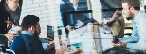Un grupo de profesionales discutiendo ideas en una oficina moderna.