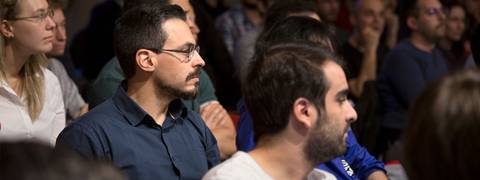 Un grupo de personas escuchando atentamente durante un evento o charla.