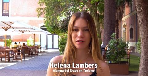 Una estudiante de turismo posa en un ambiente universitario al aire libre.