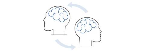 Dos perfiles de cabeza con cerebros interconectados representan un intercambio de ideas o conocimientos.
