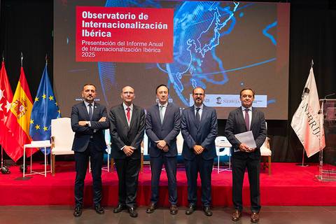 Un grupo de cinco hombres de pie en un escenario durante la presentación del Informe Anual de Internacionalización Ibérica 2025.
