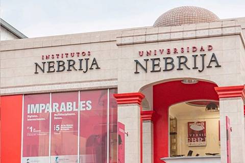 Fachada de un edificio que alberga los Institutos y Universidad Nebrija.