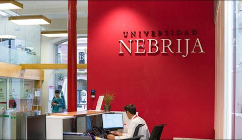 Interior de la Universidad Nebrija mostrando el área de recepción.