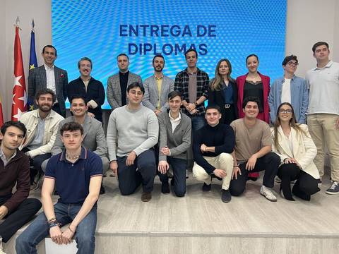 Grupo de personas posando durante una ceremonia de entrega de diplomas.