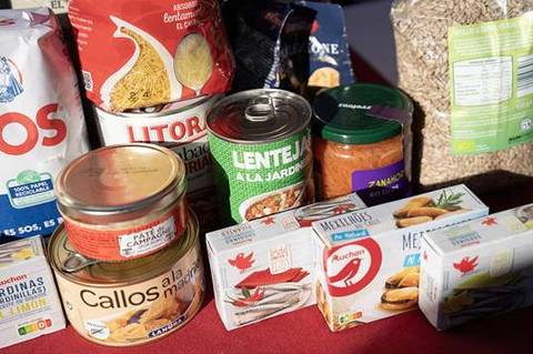 La imagen muestra una variedad de alimentos en envases de diferentes tipos, incluyendo latas y paquetes.