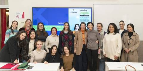Un grupo de mujeres posando en un taller sobre impulso digital.