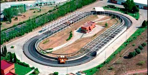Vista aérea de una pista de karting con un edificio cercano.