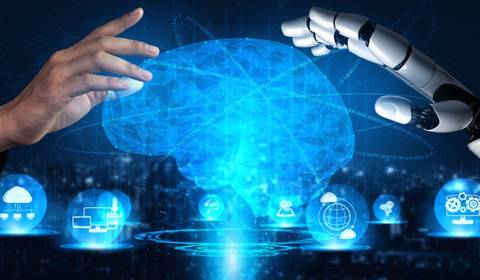 Una mano humana y una mano robótica se acercan en un entorno digital que simboliza la conexión entre la inteligencia humana y artificial.