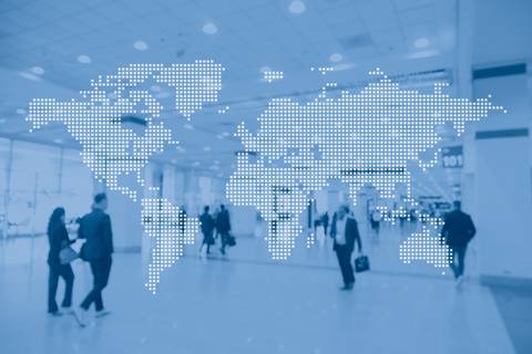 Una imagen de un aeropuerto con una representación de un mapa mundial en el fondo.