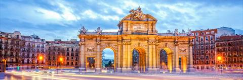 Una vista del Arco de la Victoria en una noche iluminada en Madrid.