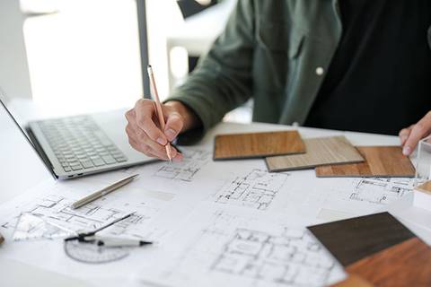 Estudio con planos arquitectónicos y muestras de madera