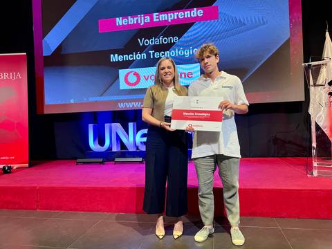 Un joven recibe un premio de mención tecnológica en un evento organizado por Nebrija Emprende.