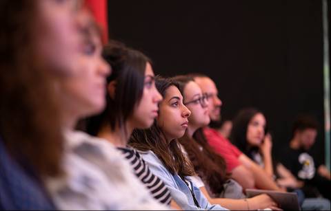 Un grupo de personas observando atentamente durante un evento.