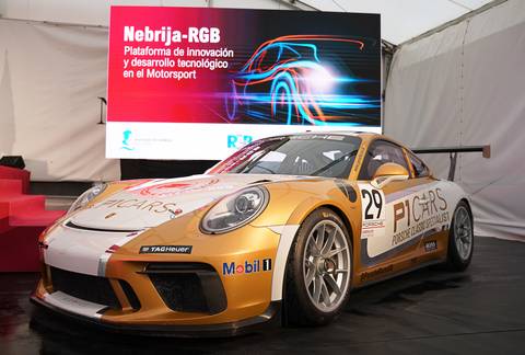 Un coche de carreras Porsche exhibido en un evento de innovación en motorsport.