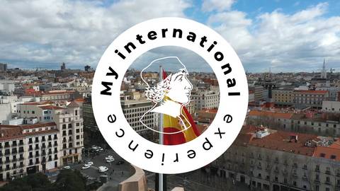 La imagen muestra una vista panorámica de una ciudad con un logo central que incluye la frase 'My international experience'.