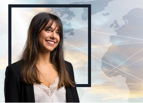 Una joven sonriente en un fondo con un mapa y líneas conectadas.