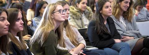 Un grupo de mujeres atentas durante una presentación o conferencia.