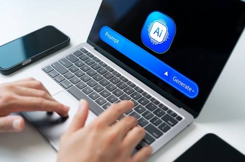 Una persona está utilizando un ordenador portátil con un software de inteligencia artificial en la pantalla.