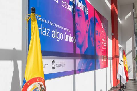 Una publicidad en la universidad Nebrija en España que invita a aprender y transformar el mundo.