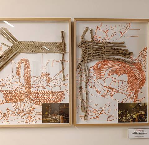 Obra artística que presenta elementos de arte textil enmarcados junto a ilustraciones en color naranja.