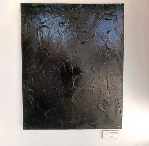 Una pintura abstracta de color negro con texturas diversas y relieve.