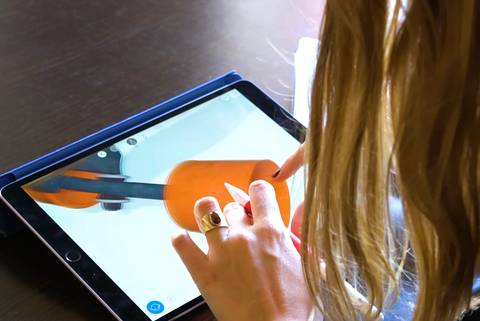Una persona está dibujando en una tablet con un lápiz digital.