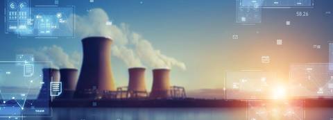 Una vista de una planta de energía con torres de refrigeración al atardecer y gráficos digitales superpuestos.