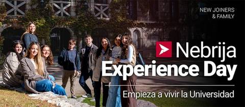 Un grupo de estudiantes sonrientes se agrupa en un ambiente universitario durante el evento 'Experience Day'.