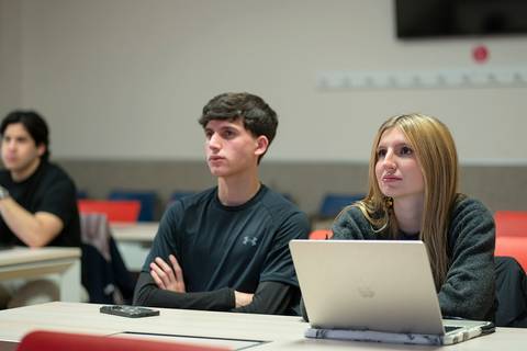 Un grupo de estudiantes presta atención en un aula durante una clase.