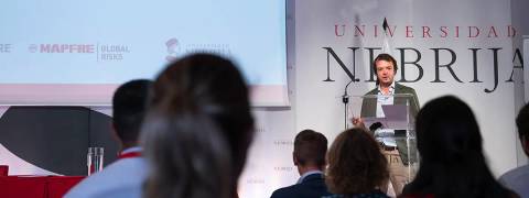 Un ponente habla frente a una audiencia durante un evento en la Universidad Nebrija.