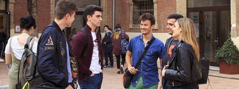 Un grupo de jóvenes conversando en un entorno urbano.