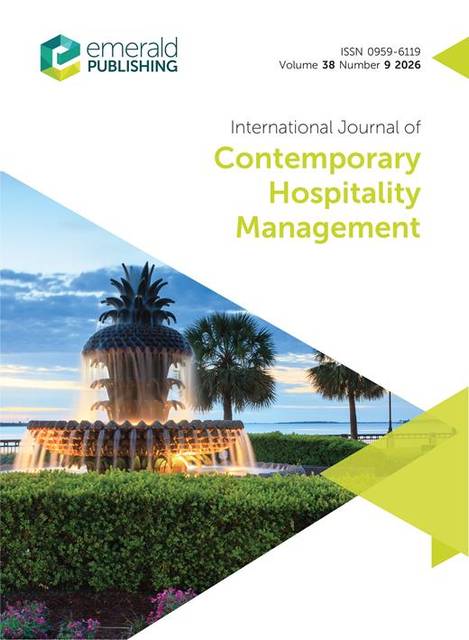 Portada de una revista académica sobre gestión de la hospitalidad contemporánea con una fuente de agua al fondo.