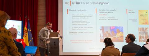 Una presentación sobre líneas de investigación en un evento académico.