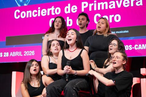 Un grupo de jóvenes cantando durante un concierto de primavera.