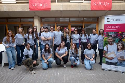 Grupo de estudiantes posando juntos en un evento de la Universidad Nebrija.