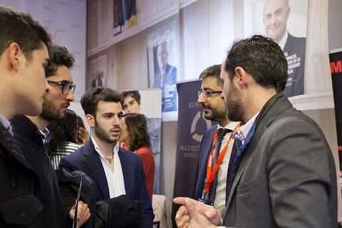 Un grupo de jóvenes profesionales conversando en un evento de networking.
