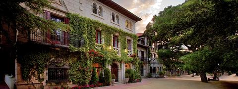Una hermosa edificación cubierta de vegetación en un entorno tranquilo.