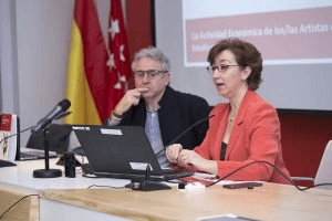 Marta Pérez Ibáñez, profesora de la Universidad Nebrija, e Isidro López Aparicio, profesor de la Universidad de Granada, durante la presentación del libro.