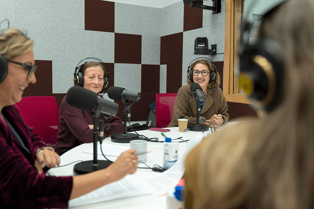 Mujer radio maratón Nebrija