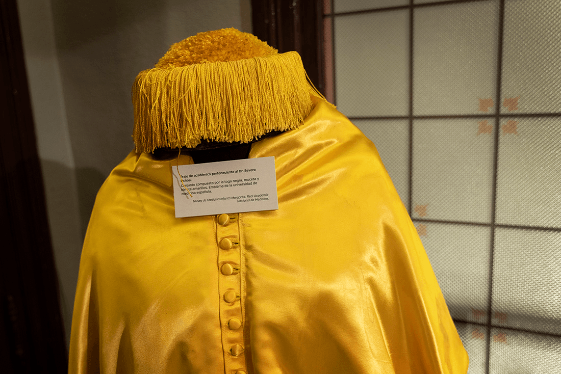 traje académico Severo Ochoa